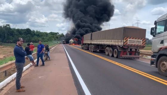 incendio caminhões br 163