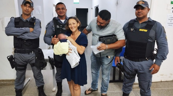 Policiais salvam bebê engasgado