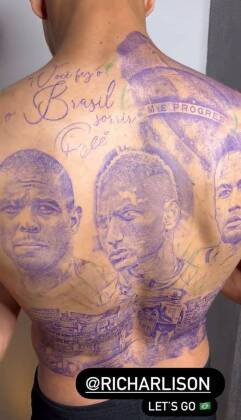 Richarlisom faz tatuagem nas costas