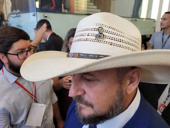 Cattani com broche de Bolsonaro