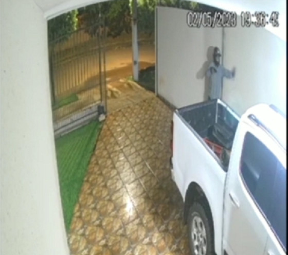 bandido armado invade residência 