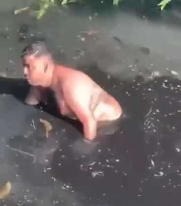 Homem pula em esgoto 