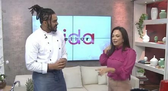 APRESENTADORA E CONVIDADO