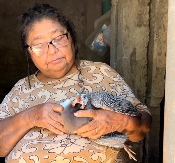 Dona Rosinha com uma de suas galinha-d"angola