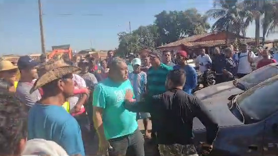 protesto pescadores palmiro homem aponta arma