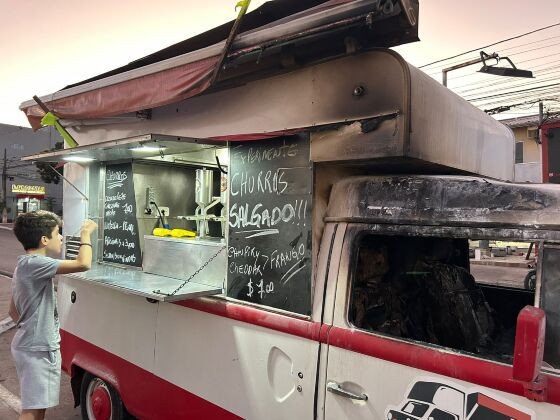 kOMBI PEGA FOGO CUIABÁ