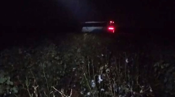 onibus colide carreta parada