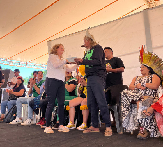 Raoni recebe carta do Rei Charles III