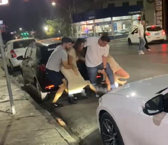 Mulheres brigando em Cuiabá 