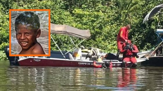 Menino afogado sorriso