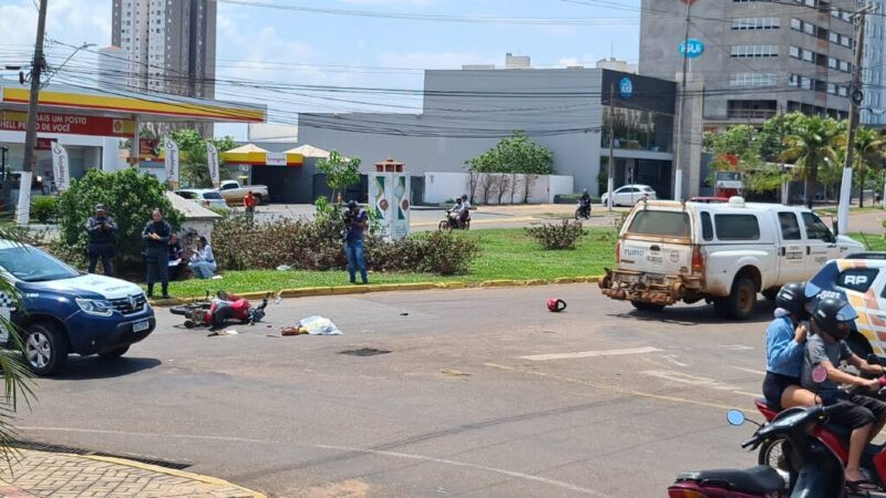 Mulher bate moto em carro e morre em avenida de Cuiabá