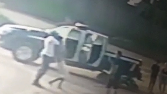 policial civil agredindo adolescentes