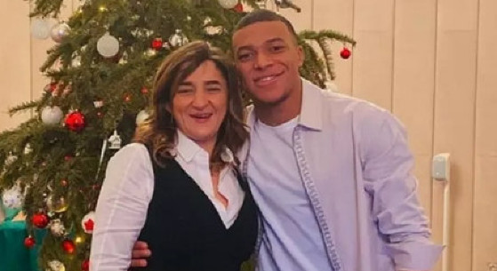 JOGADOR MBAPPÉ E A MÃE