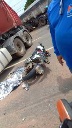 Motociclista morre ao bater em caminhão no Industriário 