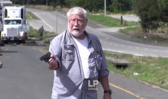 idoso-panama-arma-hnt