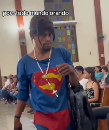 Homem de peruca vestido de Super-Homem