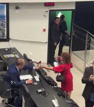Edna entrega rosas vermelhas a pares na Câmara