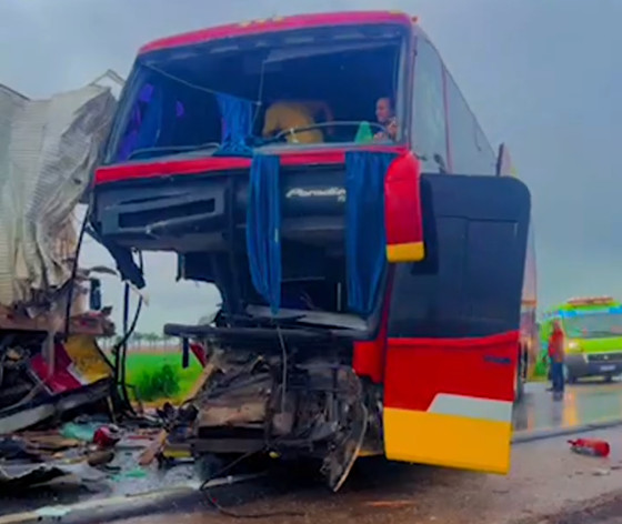 acidente carreta e onibus