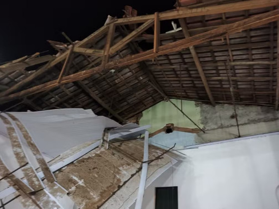 TELHADO DE IGREJA CAI DURANTE CELEBRAÇÃO