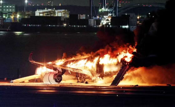 AVIÁO SE CHOCA EM AEROPORTO NO JAPÃO