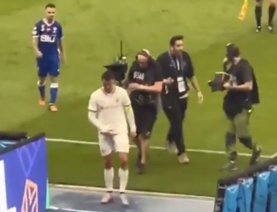 CR7 GESTO OBCENO