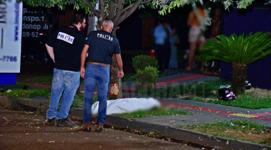 Adolescente bate em árvore