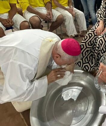 Ritual de lava-p&eacute;s na Penitenci&aacute;ria da Mata Grande