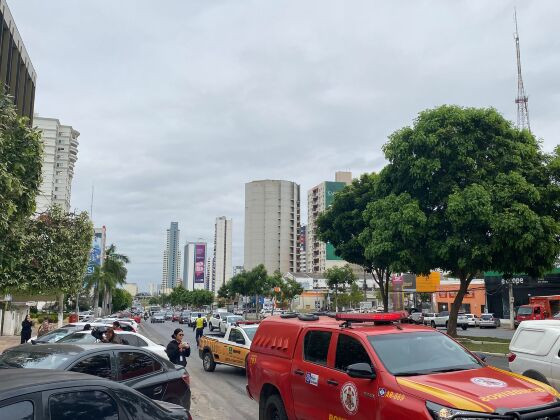 Trânsito parado na frente de prédio que pegou fogo