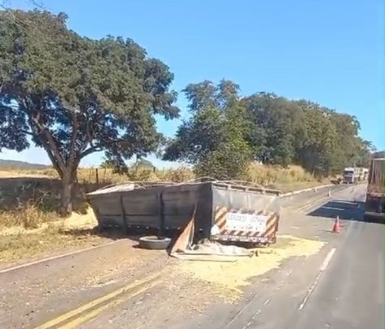 Vagão de carreta tomba na BR-364