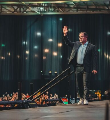 Autor escolhe Cuiabá para encerrar turnê internacional em evento no dia 13 de junho