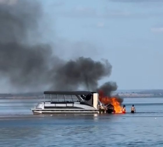 Embarcação pega fogo em lago do Manso
