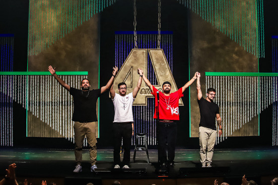 Grupo celebra o maior show da história do projeto 4 Amigos e de stand-up comedy no Brasil