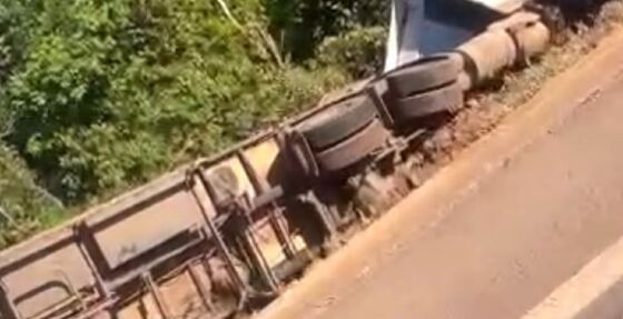 carreta tombada.