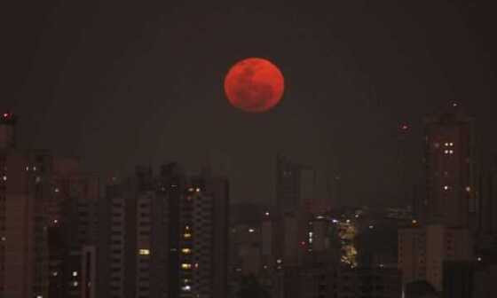 Lua cheia alaranjada