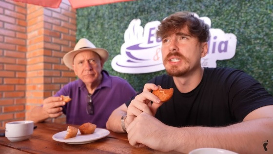 Influencer, Gabriel Gaba, provando o tradicional bolinho de arroz da dona Eulália, em Cuiabá