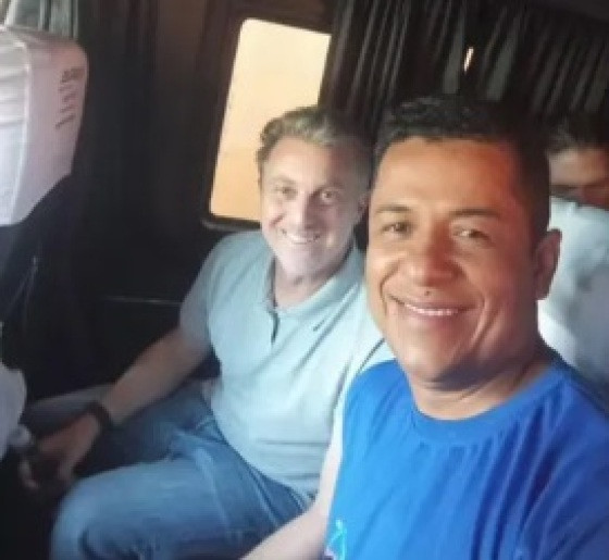 Luciano Huck e pedreiro 