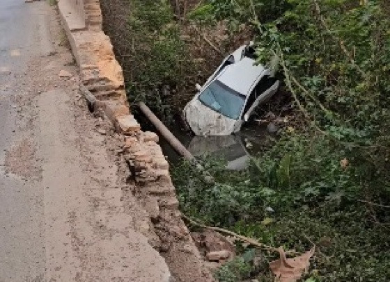 Carro cai em córrego na avenida Antártica