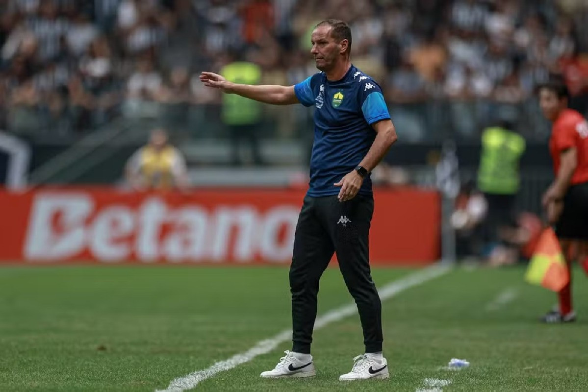 Cuiabá paga R$ 5,5 milhões a ex-técnico Petit e encerra punição da Fifa em MT
