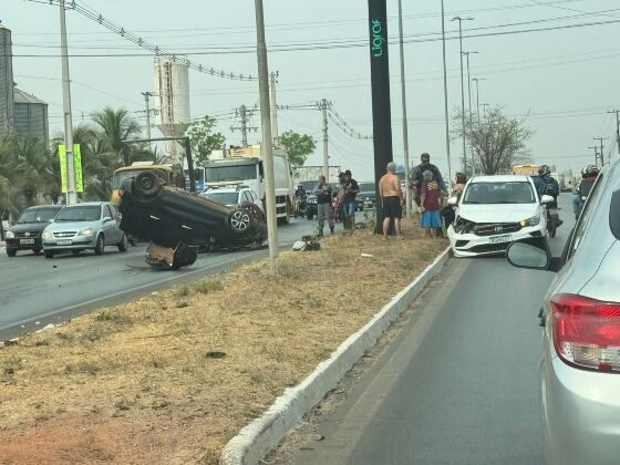 Carro capotado Mário Andreazza