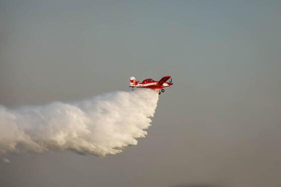 Avião combate incêndios