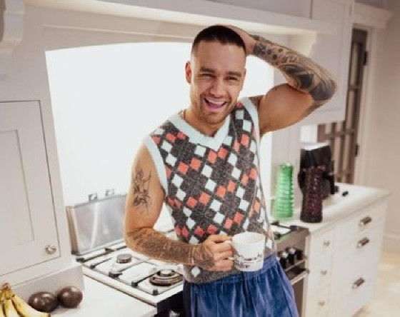 LIAM PAYNE SORRINDO E CANECA.jpg