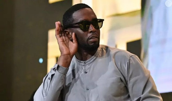 SEAN DIDDY MÃO NO OUVIDO OCULOS .jpg