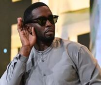SEAN DIDDY MÃO NO OUVIDO OCULOS .jpg