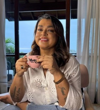 PRETA GIL COM XICARA DE CAFE .jpg