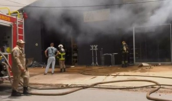 INCENDIIO FABRICA DE MOVEIS PLANEJADOS COXIPO.jpg