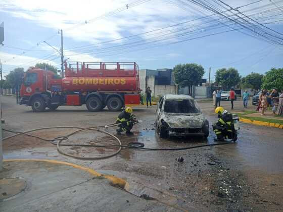 Carro pega fogo em estacionamento em LRV