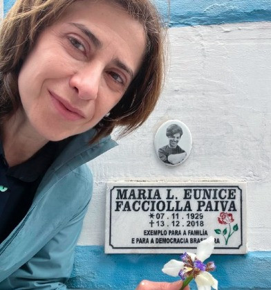 FERNANDA TORRES NO TUMULO DE EUNICE PAIVA.jpg