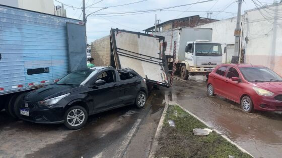 Caminhão tomba em carro em VG