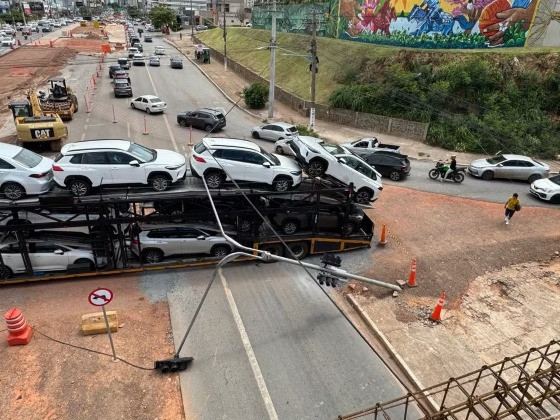 Caminão cegonha derruba semáforo