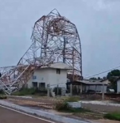 Torre de transmissão cai com ventania 